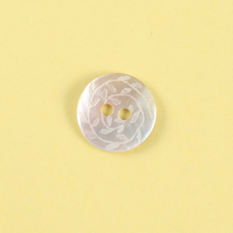 Engraved mother of pearl button Bertine