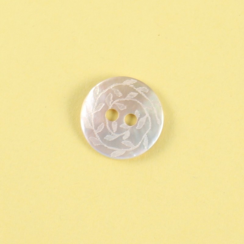 Engraved mother of pearl button Bertine Engraved mother of pearl button Bertine