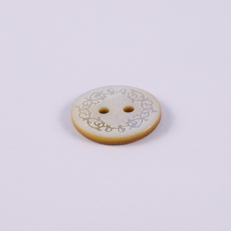 Engraved mother of pearl button Bertranet Engraved mother of pearl button Bertranet