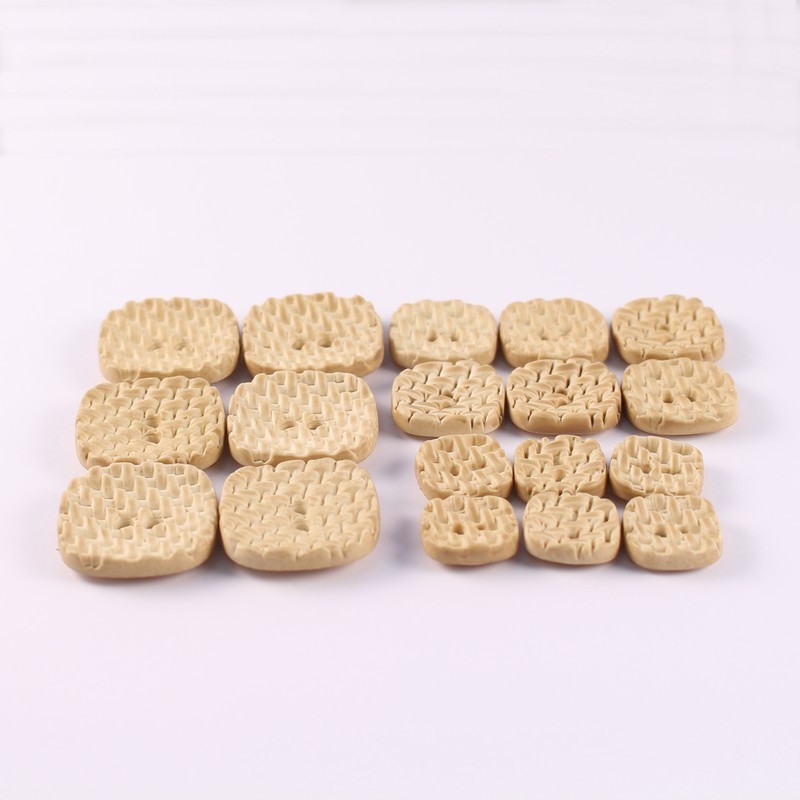 Lot de 18 boutons Polyester Bixente Lot de 18 boutons Polyester Bixente
