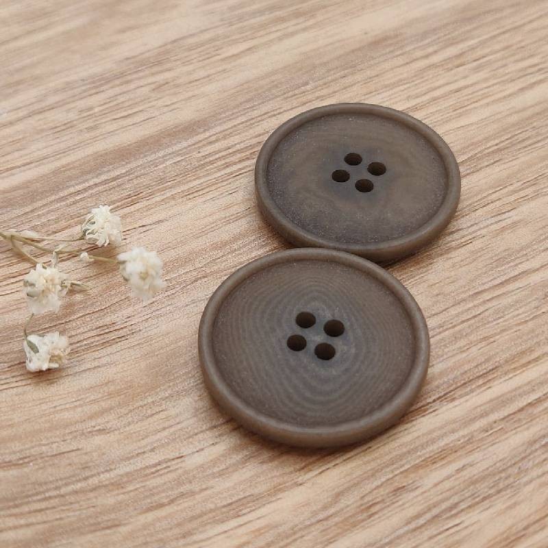 Brown corozo sewing button Guyonne Brown corozo sewing button Guyonne